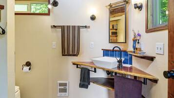 Cottage, 2 Bedrooms | Bathroom | Towels