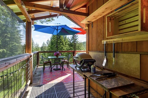 Hillside Deck Cottages - Rustic Pnw Retreat 2 Bedroom Cottage