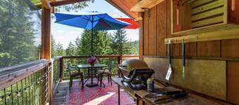 Hillside Deck Cottages - Rustic Pnw Retreat 2 Bedroom Cottage