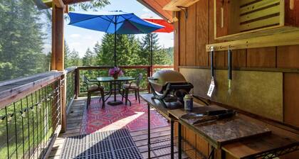 Hillside Deck Cottages - Rustic Pnw Retreat 2 Bedroom Cottage