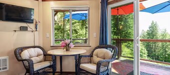 Hillside Deck Cottages - Rustic Pnw Retreat 2 Bedroom Cottage