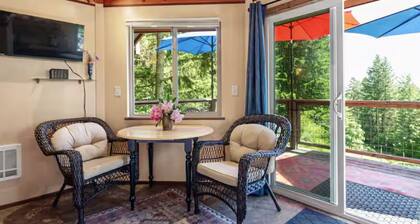 Hillside Deck Cottages - Rustic Pnw Retreat 2 Bedroom Cottage