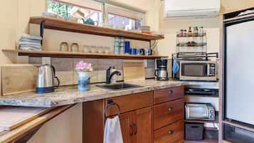Cottage, 2 Bedrooms | Private kitchen