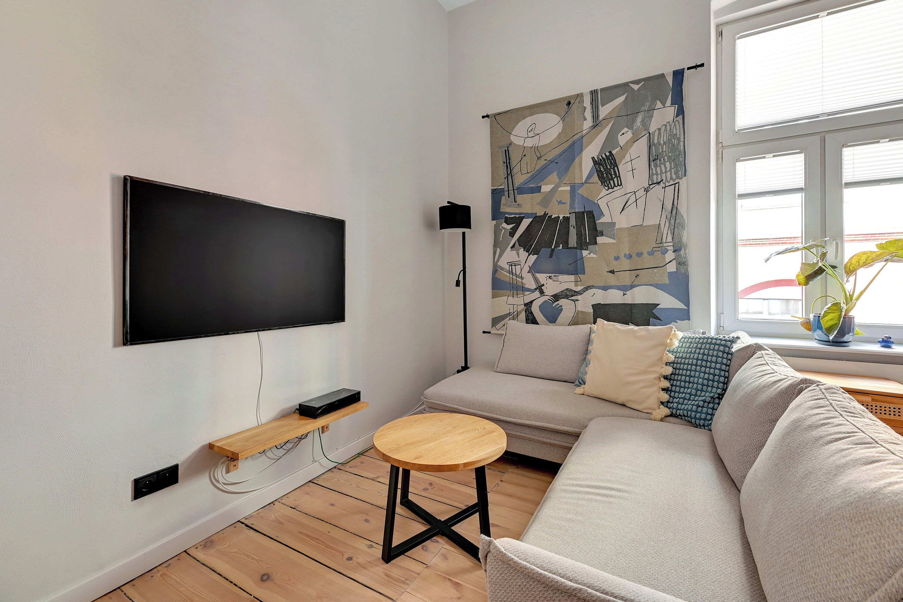 Deluxe-Apartment, Kochnische, Blick auf den Innenhof | Wohnbereich | 45-Zoll-Plasmafernseher mit Kabelempfang