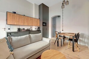 Deluxe-Apartment, Kochnische, Blick auf den Innenhof | Innenbereich