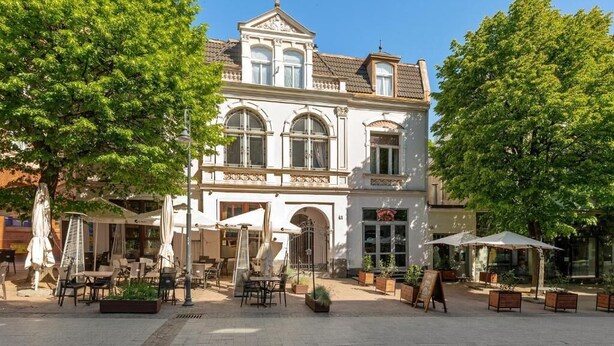 A historic building with a courtyard, outdoor seating, and a signboard. - Azzuro Living Sopot - Prime Location  (Sopot)