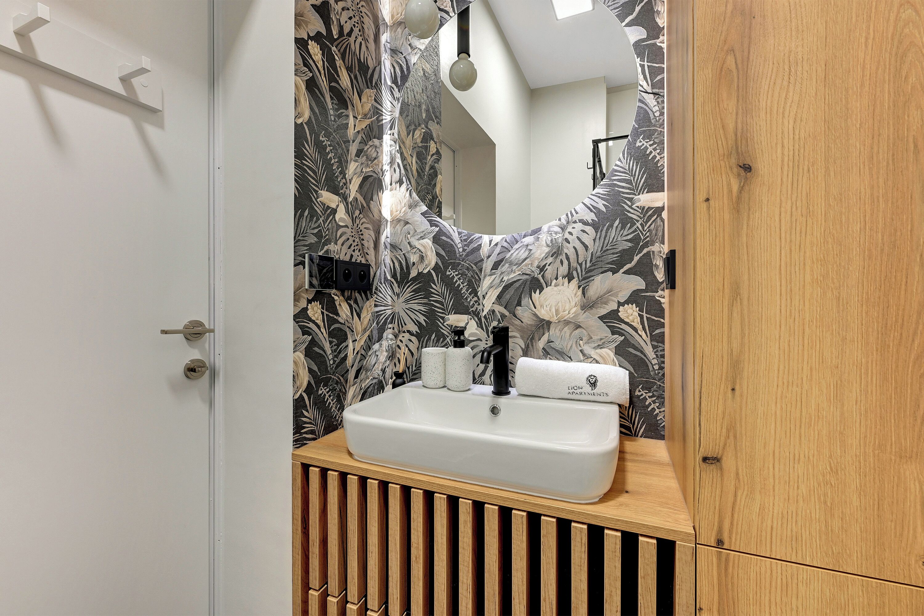 Deluxe-Apartment, Kochnische, Blick auf den Innenhof | Badezimmer