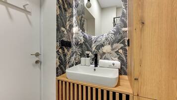 Departamento Deluxe, cocineta, vista al patio | Baño