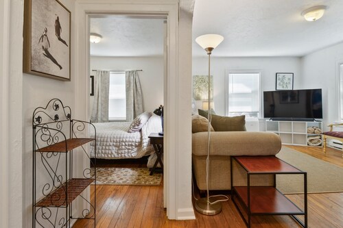 Blue Bungalow - Close To Downtown & Autzen 2 Bedroom Home
