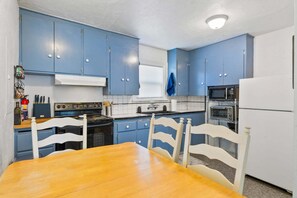 House, 2 Bedrooms | Private kitchen - Blue Bungalow - Close To Downtown & Autzen 2 Bedroom Home (Eugene)