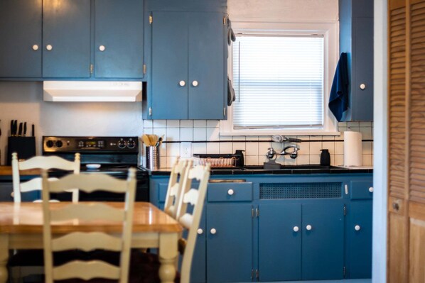 House, 2 Bedrooms | Private kitchen - Blue Bungalow - Close To Downtown & Autzen 2 Bedroom Home (Eugene)