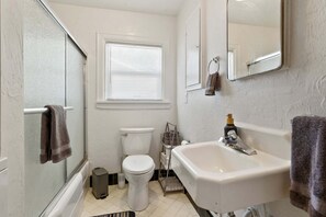 House, 2 Bedrooms | Bathroom - Blue Bungalow - Close To Downtown & Autzen 2 Bedroom Home (Eugene)