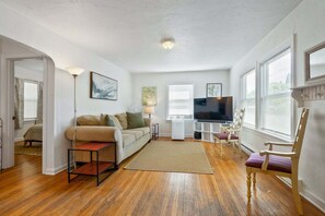 House, 2 Bedrooms | Living area - Blue Bungalow - Close To Downtown & Autzen 2 Bedroom Home (Eugene)