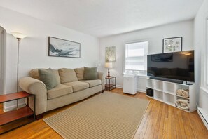 House, 2 Bedrooms | Living area - Blue Bungalow - Close To Downtown & Autzen 2 Bedroom Home (Eugene)