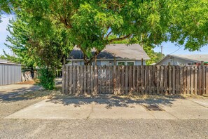 House, 2 Bedrooms | Property grounds - Blue Bungalow - Close To Downtown & Autzen 2 Bedroom Home (Eugene)