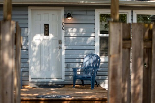 Blue Bungalow - Close To Downtown & Autzen 2 Bedroom Home