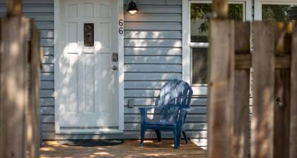 Blue Bungalow - Close To Downtown & Autzen 2 Bedroom Home