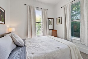 House, 2 Bedrooms - White Lotus - Minutes To Downtown 2 Bedroom Home (Eugene)