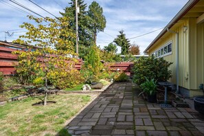 House, 3 Bedrooms | Property grounds - Mellow Yellow - 7 Minutes To Uo & 4 Minutes To Downtown 3 Bedroom Home (Eugene)