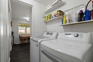 Interior - Mellow Yellow - 7 Minutes To Uo & 4 Minutes To Downtown 3 Bedroom Home (Eugene)