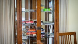 Una estantería de madera con libros y una caja verde.