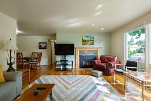 Living area - Mellow Yellow - 7 Minutes To Uo & 4 Minutes To Downtown 3 Bedroom Home (Eugene)