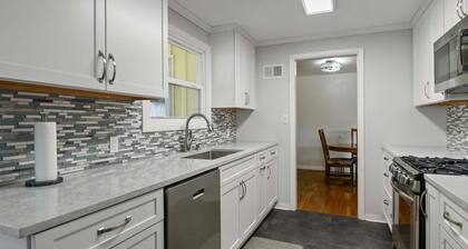 Mellow Yellow - 7 Minutes To Uo & 4 Minutes To Downtown 3 Bedroom Home