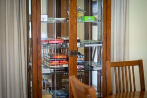 Interior - Mellow Yellow - 7 Minutes To Uo & 4 Minutes To Downtown 3 Bedroom Home (Eugene)