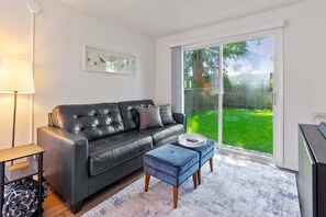 Studio, 1 Bedroom | Living area