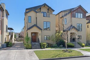 House, 3 Bedrooms | Exterior - Birdhouse - Close To U Of O & Downtown 3 Bedroom Home (Eugene)