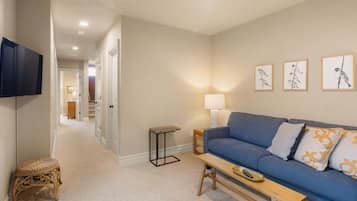 House, 3 Bedrooms | Ruang tamu