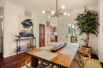 Birdhouse - Close To U Of O & Downtown 3 Bedroom Home