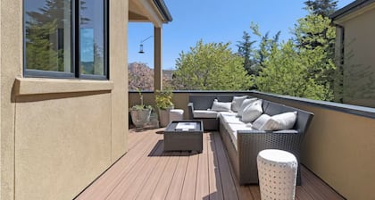 Birdhouse - Close To U Of O & Downtown 3 Bedroom Home