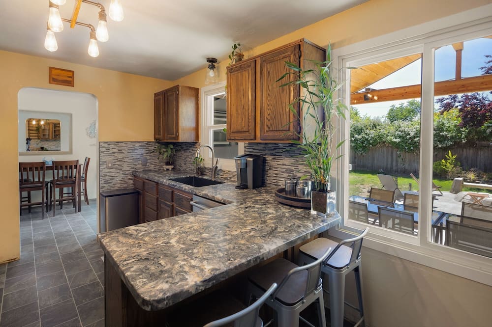 The Mixture - Hot Tub, Fire Pit & Covered Outdoor Dining 3 Bedroom Home