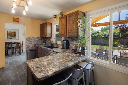 The Mixture - Hot Tub, Fire Pit & Covered Outdoor Dining 3 Bedroom Home