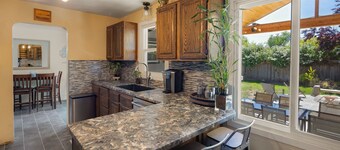 The Mixture - Hot Tub, Fire Pit & Covered Outdoor Dining 3 Bedroom Home