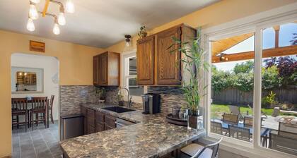 The Mixture - Hot Tub, Fire Pit & Covered Outdoor Dining 3 Bedroom Home