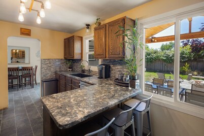 The Mixture - Hot Tub, Fire Pit & Covered Outdoor Dining 3 Bedroom Home