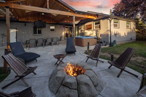 The Mixture - Hot Tub, Fire Pit & Covered Outdoor Dining 3 Bedroom Home