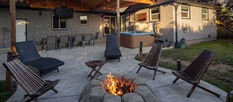 The Mixture - Hot Tub, Fire Pit & Covered Outdoor Dining 3 Bedroom Home