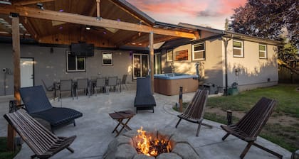 The Mixture - Hot Tub, Fire Pit & Covered Outdoor Dining 3 Bedroom Home