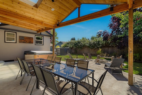 The Mixture - Hot Tub, Fire Pit & Covered Outdoor Dining 3 Bedroom Home