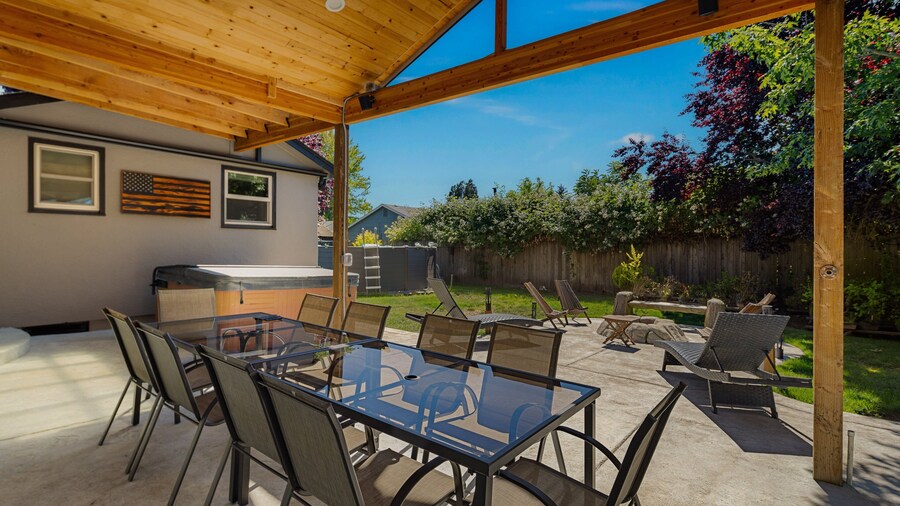 The Mixture - Hot Tub, Fire Pit & Covered Outdoor Dining 3 Bedroom Home