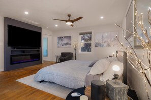 House, 3 Bedrooms - The Mixture - Hot Tub, Fire Pit & Covered Outdoor Dining 3 Bedroom Home (Eugene)