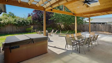 House, 3 Bedrooms | Outdoor dining