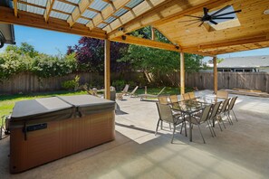House, 3 Bedrooms | Outdoor dining - The Mixture - Hot Tub, Fire Pit & Covered Outdoor Dining 3 Bedroom Home (Eugene)