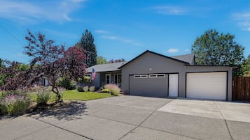 House, 3 Bedrooms | Exterior