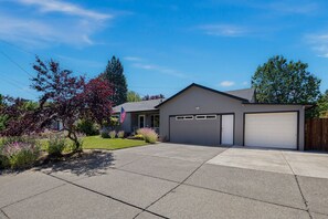 House, 3 Bedrooms | Exterior - The Mixture - Hot Tub, Fire Pit & Covered Outdoor Dining 3 Bedroom Home (Eugene)
