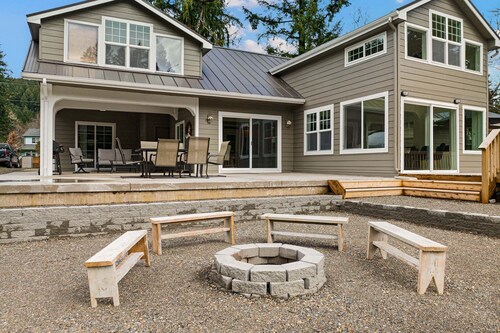 River's Rest - Waterfront Views, Hot Tub, Grill & Fire Pit 3 Bedroom Home