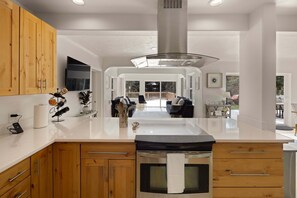 House, 3 Bedrooms | Private kitchen | Fridge, oven, coffee/tea maker, toaster
